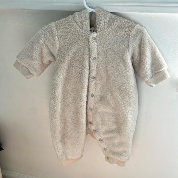 Uniqlo Fluffy Yarn Fleece One Piece Outfit - Picture 2 of 7